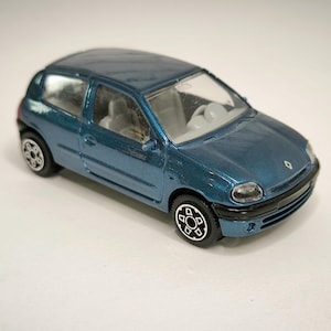 Original vintage model Frunch car RENAULT CLIO made in Italy Good Condition