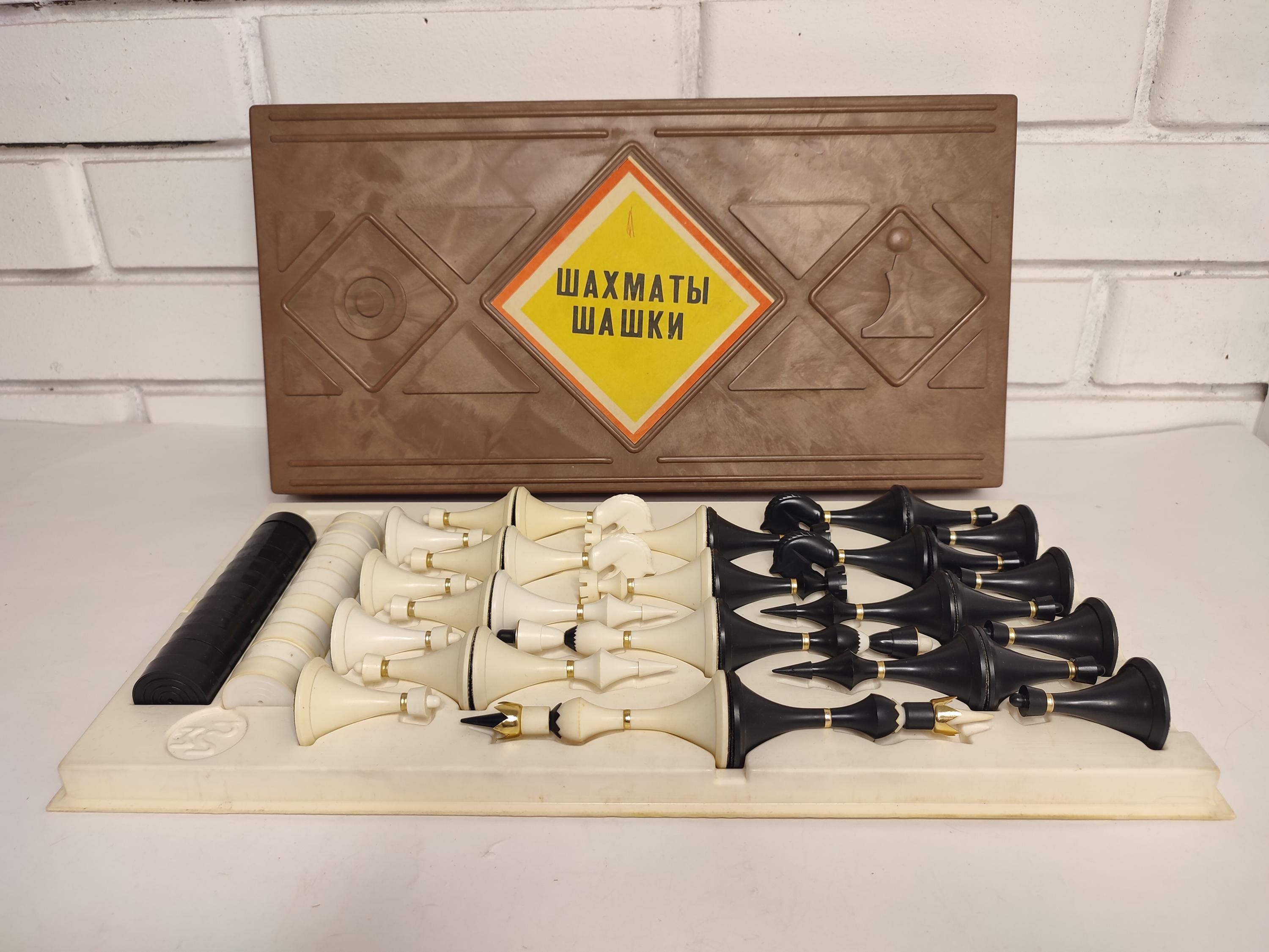 ★新品未開封★未使用THE CHECKERS 80's COMPLETE BOX Amazon.com: Family Classics Checkers - With Folding Board and