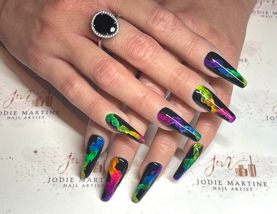 14 Grunge Nail Ideas That Serve Major '90s Vibes