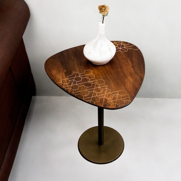 Table de bout triangulaire en bois d'acacia incrusté de laiton, table à thé de décoration d'intérieur de salon, table de chevet en bois naturel et noir