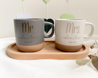 Personalisierte Tassen auf Holztablett Mr & Mrs, Hochzeitsgeschenk mit Namen und Datum, Kaffeetassen Set mit Gravur, Geschenk zur Hochzeit