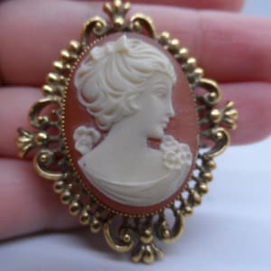 Vintage Lady Cameo Brooch