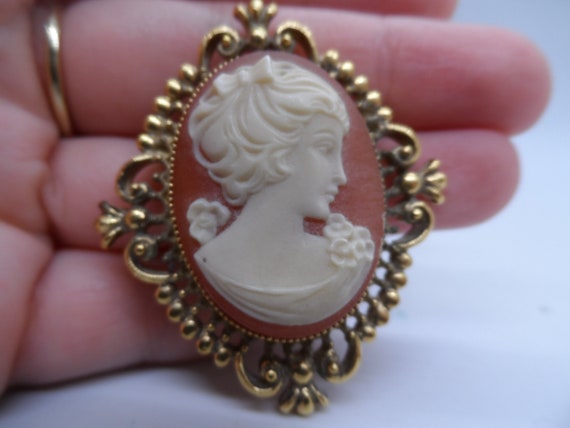 Vintage Lady Cameo Brooch - image 1