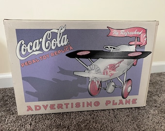 【新品】コカコーラ l Pedal Plane 飛行機 Coca Cola Vintage Red Pedal Plane Collector Edition 1:18 Scale (BK-3)