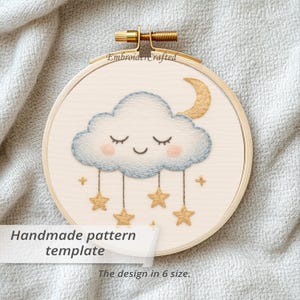 Pode incluir: Um padrão de bordado feito à mão com uma nuvem sorridente, uma lua e estrelas. O design inclui o texto "Handmade pattern template" e está disponível em 6 tamanhos. O design está num bastidor de madeira.