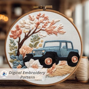 Puede incluir: Arte de aro bordado con un Jeep azul, un árbol con hojas melocotón y marrón, y varios elementos florales. El diseño está sobre un fondo blanco. El texto "Digital Embroidery Pattern" se muestra en la parte inferior.