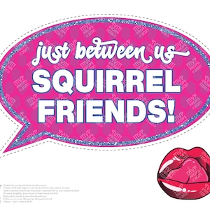 以下が含まれることがあります： ピンクとブルーの吹き出しに「just between us SQUIRREL FRIENDS!」という白い文字が書かれています。吹き出しの下には、舌を出した赤とピンクの漫画の口があります。