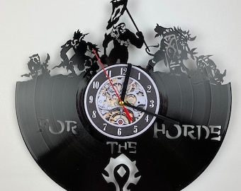 Puede incluir: Reloj de vinilo negro con una esfera y un logotipo de la Horda. El reloj presenta una silueta de personajes del videojuego World of Warcraft. El texto "For The Horde" está impreso en el reloj.