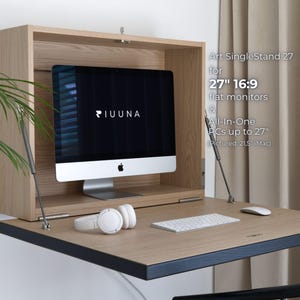 Puede incluir: Un letrero de madera rústico con el texto "Welcome to our home" en un estilo manuscrito. El letrero presenta un acabado envejecido y un diseño simple y acogedor, ideal para un porche o entrada.