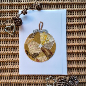 Kartka z ozdobnym wzorem patchworkowym | ręcznie robiona ze złotych tkanin | duży format z kopertą