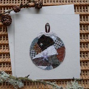 Carte de Noël faite main avec boules - moyenne, patchwork de bibliothèque