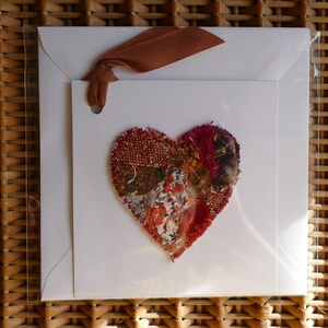 Etichetta regalo/biglietto di auguri a forma di cuore fatto a mano - patchwork rosso
