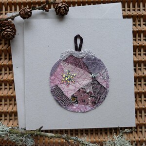 Carte de Noël faite main avec boules - moyen, patchwork violet