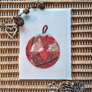 Kartka z ozdobnym wzorem patchworkowym | ręcznie robiona z czerwonych tkanin | duży format z kopertą