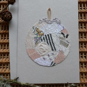 Carte de voeux boule faite main - grand patchwork blanc cassé