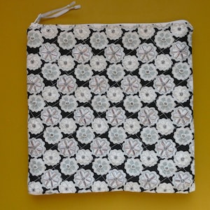 Bolsa con cremallera hecha a mano con cuentas en 'Grey Floral'
