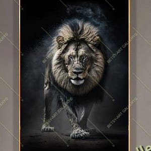 Peut inclure: Impression sur toile encadrée d'un lion majestueux avec une crinière fournie, marchant vers le spectateur. L'œuvre d'art présente un fond sombre et enfumé, le lion est rendu en nuances de marron et de beige. Le texte "Betsy-Art Gallery" est visible.