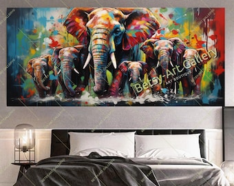 Puede incluir: Una impresión de arte mural rectangular que presenta una pintura vibrante y multicolor de una manada de cinco elefantes. La obra utiliza salpicaduras audaces de pintura roja, azul, amarilla y verde sobre un fondo oscuro, mostrando elefantes de varios tamaños.