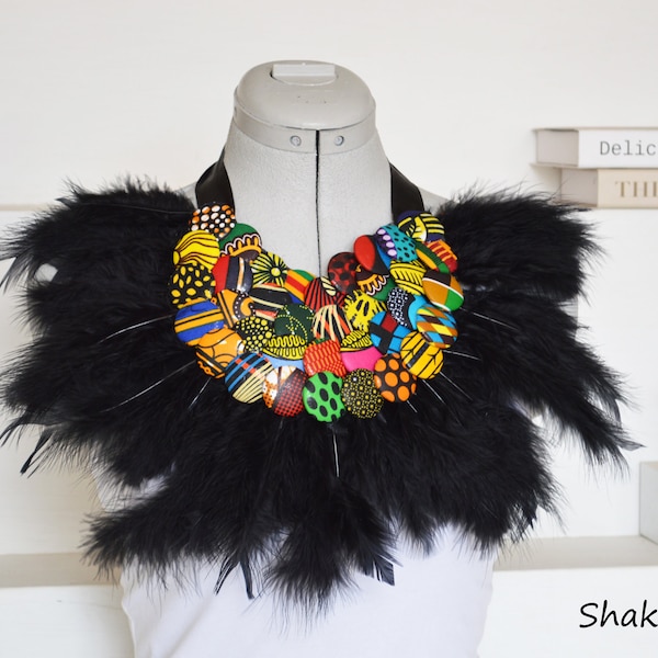 Afrikanischer Stoff Feder Halskette Knopf Halskette Lätzchen Halskette Tribal Schmuck handgemachte Halskette Afrikanischer Schmuck Afrikanischer Druck inspiriert Geschenk