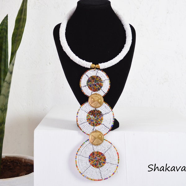Collier de perles africaines Collier de créateur fait main en blanc Bijoux africains accessoires tribaux