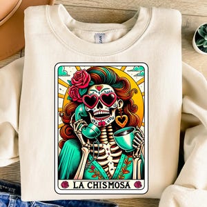 La Chismosa Tarot-Karte PNG, lustiges mexikanisches Hemd, mexikanisches png, spanischer Becher, Catrina png, Skelett png, Tarot-Karten-Shirt, Sublimationsbecher