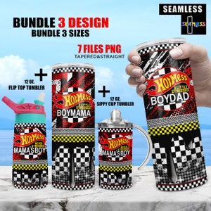 Puede incluir: Conjunto de tres diseños de sublimación para vasos con un patrón a cuadros, llamas rojas y el texto "Hot Mess" con variaciones de "Boymama", "Boydad" y "Mama's Boy". Los diseños están disponibles en tres tamaños: vaso de tapa abatible de 12 oz, vaso de taza para sorber de 12 oz y un vaso cónico.