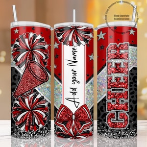 Könnte beinhalten: Roter, schwarzer und weißer Becher mit Cheerleading-Motiv. Der Becher zeigt Pompons, ein Megaphon und das Wort „CHEER“. Das Design beinhaltet eine Schleife und den Text „Add your Name“.
