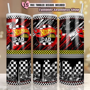 Puede incluir: Un vaso negro y rojo con un patrón a cuadros y un diseño de Hot Mess Dad. El vaso tiene una franja negra y amarilla alrededor del medio y un patrón a cuadros blanco y negro en la parte inferior. El vaso está hecho de acero inoxidable y tiene una pajita.