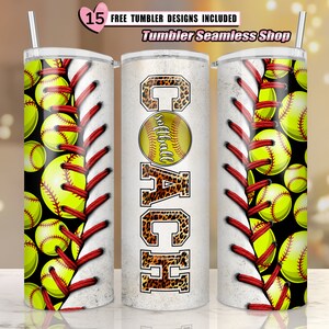 Könnte beinhalten: Ein weißer Becher mit einem schwarzen und gelben Softball-Muster und dem Wort "COACH" in Leopardenmuster. Der Becher hat ein rotes und weißes Nähmuster.