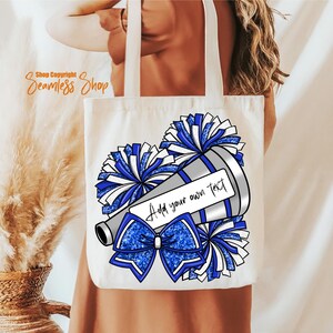 K&ouml;nnte beinhalten: Cremefarbene Tragetasche mit einem Cheerleader-Design. Das Design zeigt ein Megaphon, Pompons und eine Schleife in Blau und Wei&szlig;. Der Text "Add your own text" ist enthalten.