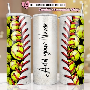 Puede incluir: Un vaso blanco con un diseño de puntadas de béisbol rojo y blanco y pelotas de béisbol amarillas sobre un fondo negro. El texto "Add your Name" está impreso en el vaso.