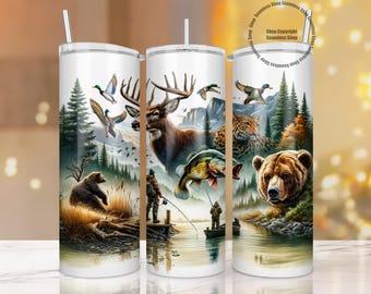 Könnte beinhalten: Ein weißer Edelstahlbecher mit einem farbenfrohen Design, das einen Hirsch, einen Bären, einen Fisch, Enten und Bäume zeigt. Der Becher hat ein Fassungsvermögen von 20 Unzen und wird mit einem Strohhalm geliefert.