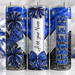 Pode incluir: Um copo cilíndrico com tema de líderes de torcida em azul e preto, com pompons brilhantes, um megafone e um laço grande. O design inclui a palavra CHEER em letras de forma e um painel branco vertical com o texto Add your Name.