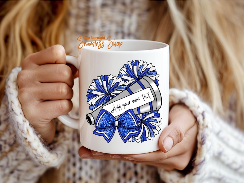 K&ouml;nnte beinhalten: Wei&szlig;e Keramik-Tasse mit einem Cheerleader-Design. Das Design umfasst blaue und silberne Pompons, ein Megaphon und eine Schleife. Das Megaphon hat ein Etikett mit der Aufschrift "Add your own text". Die Tasse wird von einer Person gehalten.