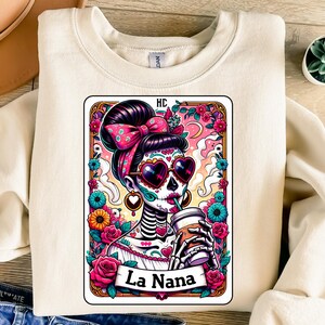 La Nana Tarot-Karte PNG, lustiges mexikanisches Hemd, mexikanisches png, spanischer Becher, Skelett png, Catrina png, Tarot-Karten-Shirt, Sublimationsbecher