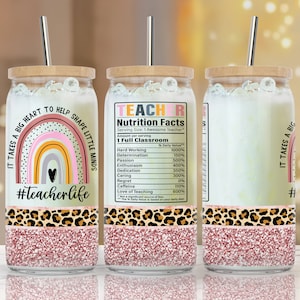 Könnte beinhalten: Drei klare Glasbecher mit einem rosafarbenen Glitzerboden und einem braunen Holzdeckel. Die Becher haben ein Regenbogen-Design mit dem Text "It takes a big heart to help shape little minds #teacherlife" auf dem linken Becher und "Teacher Nutrition Facts" auf dem mittleren Becher. Der rechte Becher hat das gleiche Design wie der linke Becher.