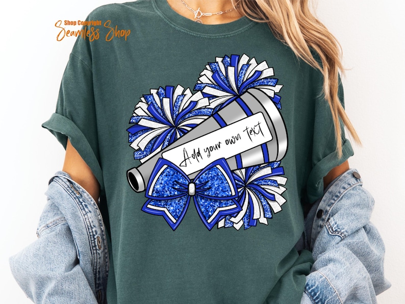 K&ouml;nnte beinhalten: Gr&uuml;nes T-Shirt mit einem Cheerleader-Design. Das Design zeigt ein Megaphon mit dem Text "Add your own text", blaue Pompons und eine blaue Schleife. Das Design ist in Blau-, Wei&szlig;- und Silbert&ouml;nen gehalten.