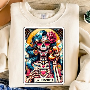 La Chismosa Tarot-Karte PNG, lustiges mexikanisches Hemd, mexikanisches png, spanischer Becher, Catrina png, Skelett png, Tarot-Karten-Shirt, Sublimationsbecher