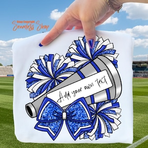 K&ouml;nnte beinhalten: Wei&szlig;es Grafikdesign mit Megaphon, Pompons und Schleife in Blau- und Silbert&ouml;nen. Der Text "Add your own text" ist auf dem Megaphon zu sehen. Das Design wird von einer Hand vor dem Hintergrund eines Stadions gehalten.