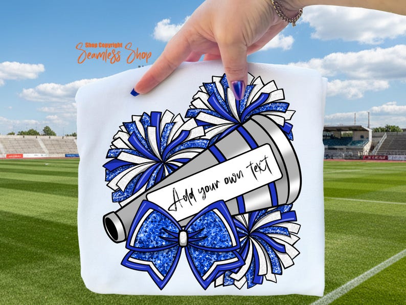 K&ouml;nnte beinhalten: Wei&szlig;es Grafikdesign mit Megaphon, Pompons und Schleife in Blau- und Silbert&ouml;nen. Der Text "Add your own text" ist auf dem Megaphon zu sehen. Das Design wird von einer Hand vor dem Hintergrund eines Stadions gehalten.