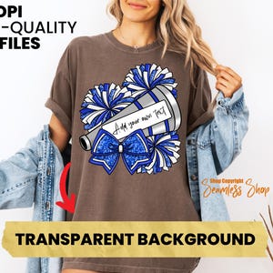 K&ouml;nnte beinhalten: Braunes T-Shirt mit einem Cheerleader-Design. Es zeigt ein Megaphon, Pompons und eine Schleife in Blau und Wei&szlig;. Der Text "Add your own text" steht auf dem Megaphon. Die W&ouml;rter "300 DPI HIGH-QUALITY PNG FILES" und "TRANSPARENT BACKGROUND" sind ebenfalls sichtbar.