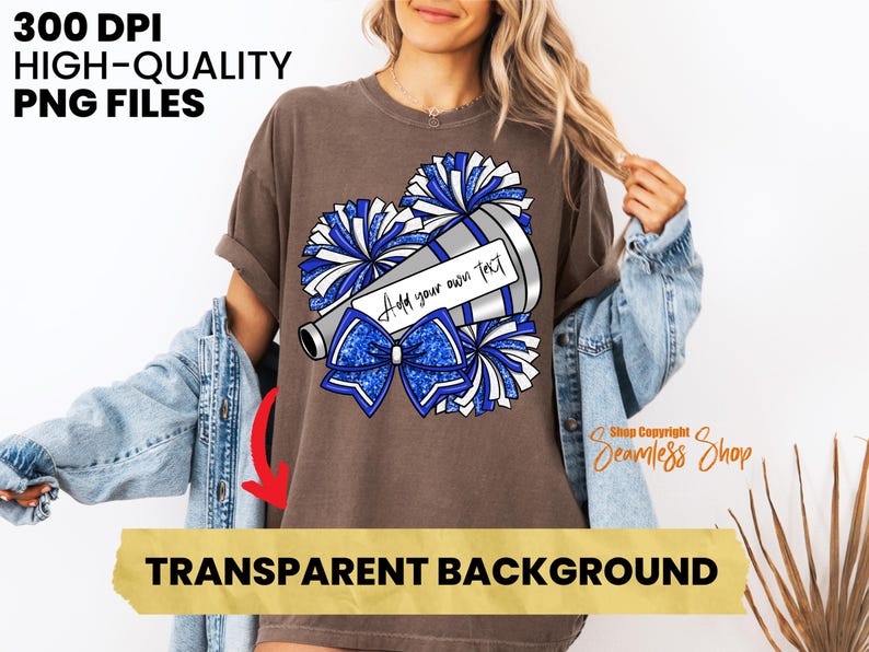 K&ouml;nnte beinhalten: Braunes T-Shirt mit einem Cheerleader-Design. Es zeigt ein Megaphon, Pompons und eine Schleife in Blau und Wei&szlig;. Der Text "Add your own text" steht auf dem Megaphon. Die W&ouml;rter "300 DPI HIGH-QUALITY PNG FILES" und "TRANSPARENT BACKGROUND" sind ebenfalls sichtbar.