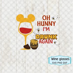 Könnte beinhalten: Ein gelbes Weinglas mit rotem Wein darin, ein gelber Honigtopf mit dem Wort "Hunny" darauf und dem Text "Oh Hunny I'm Drunk Again" mit gelben Bienen um den Text herum. Weingläser SVG PNG DXF.