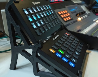 Stream Deck XL と Stream Deck Plus スタンド - 2 つの Stream Deck XL と Stream Deck Plus スタンド - 2 つの