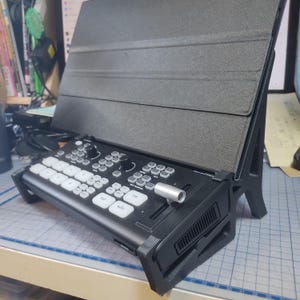 Soporte combinado para “osee GOSTREAM DECK” y monitor LCD delgado