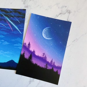 Puede incluir: Una pintura de una luna creciente en un cielo nocturno con un degradado de morado y azul. La luna es blanca y est&aacute; rodeada de estrellas. Una silueta de un bosque est&aacute; en primer plano.