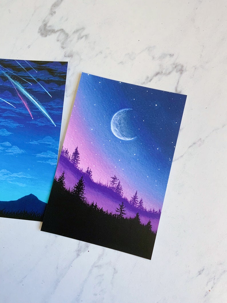 Puede incluir: Una pintura de una luna creciente en un cielo nocturno con un degradado de morado y azul. La luna es blanca y est&aacute; rodeada de estrellas. Una silueta de un bosque est&aacute; en primer plano.