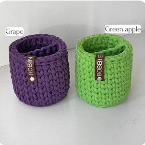 A soft stand for glasses is knitted from T-shirt yarn. At the same time, it is durable and holds its shape well. Suitable for two pairs of glasses. You can choose with or without separator. Features a leather tag that can be personalized.