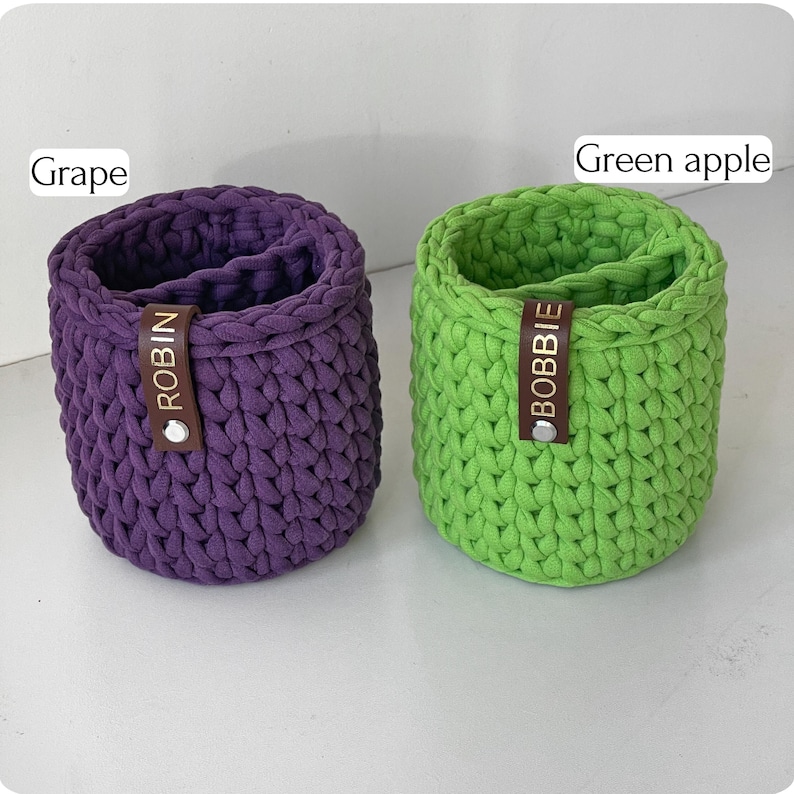 A soft stand for glasses is knitted from T-shirt yarn. At the same time, it is durable and holds its shape well. Suitable for two pairs of glasses. You can choose with or without separator. Features a leather tag that can be personalized.