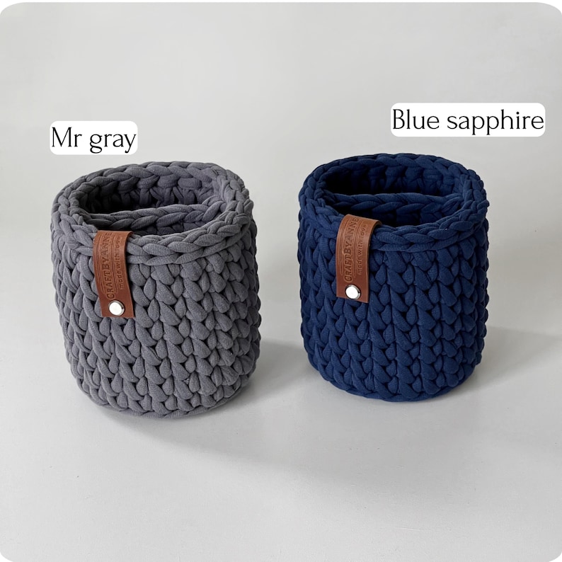 A soft stand for glasses is knitted from T-shirt yarn. At the same time, it is durable and holds its shape well. Suitable for two pairs of glasses. You can choose with or without separator. Features a leather tag that can be personalized.